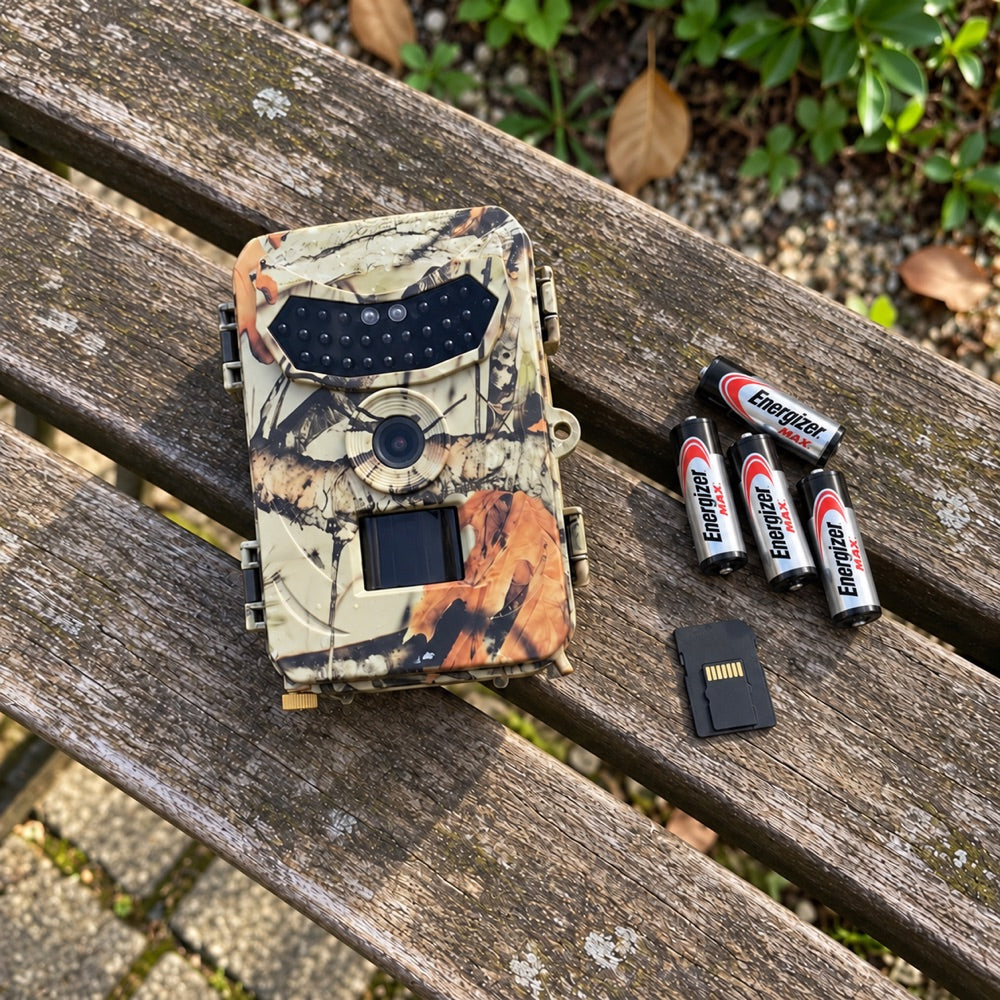 Caméra avec quatre piles Energizer MAX AA et une carte SD prêtes à être insérées